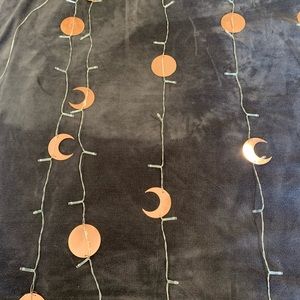 moon lights, need batteries to light up